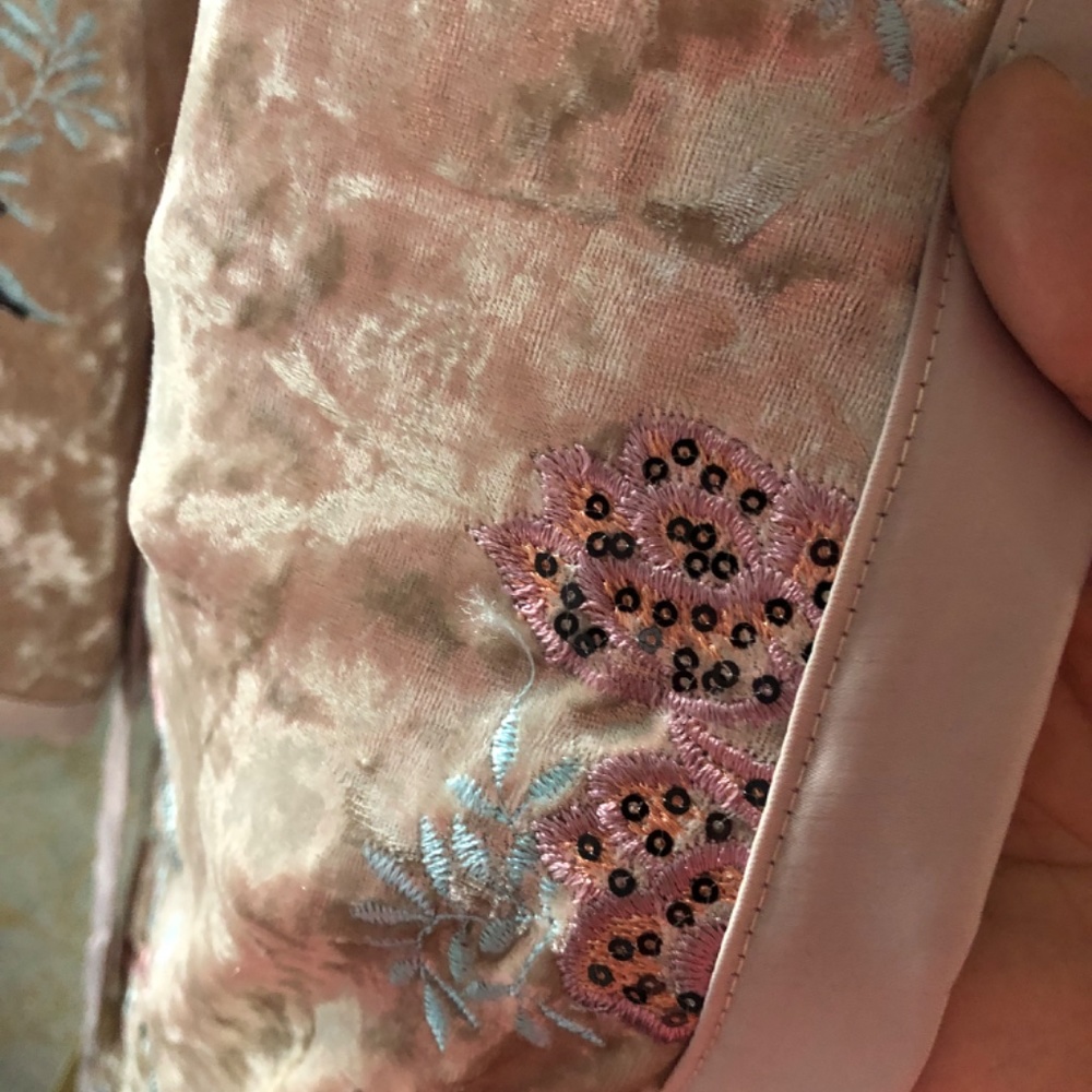 L'ATISTE Champagne Crushed Velvet Floral Embroidered Kimono - Picture 6 of 13